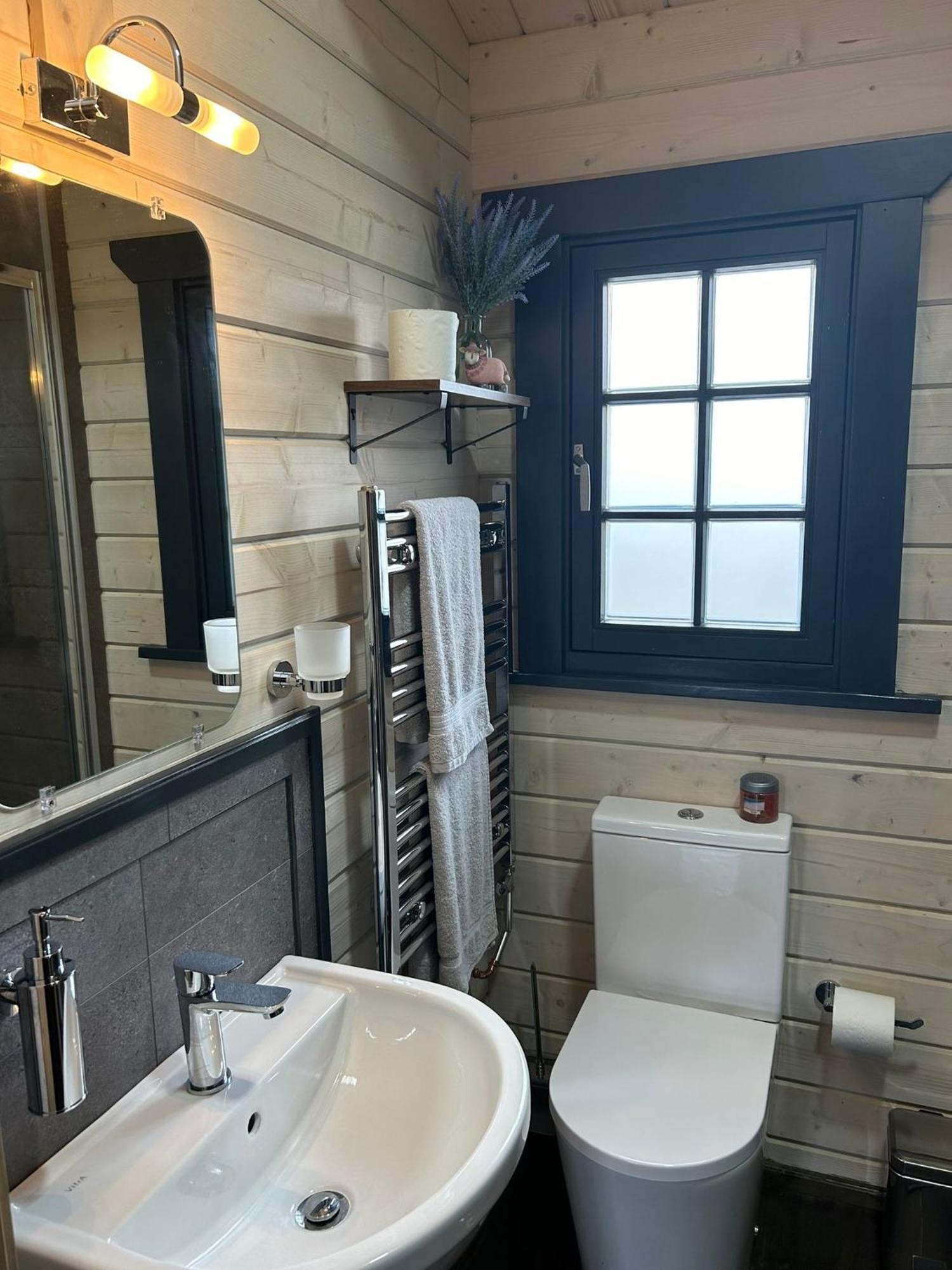 Little Rock Retreat Log Cabin With Hot Tub Castletown Gheoghegan ภายนอก รูปภาพ