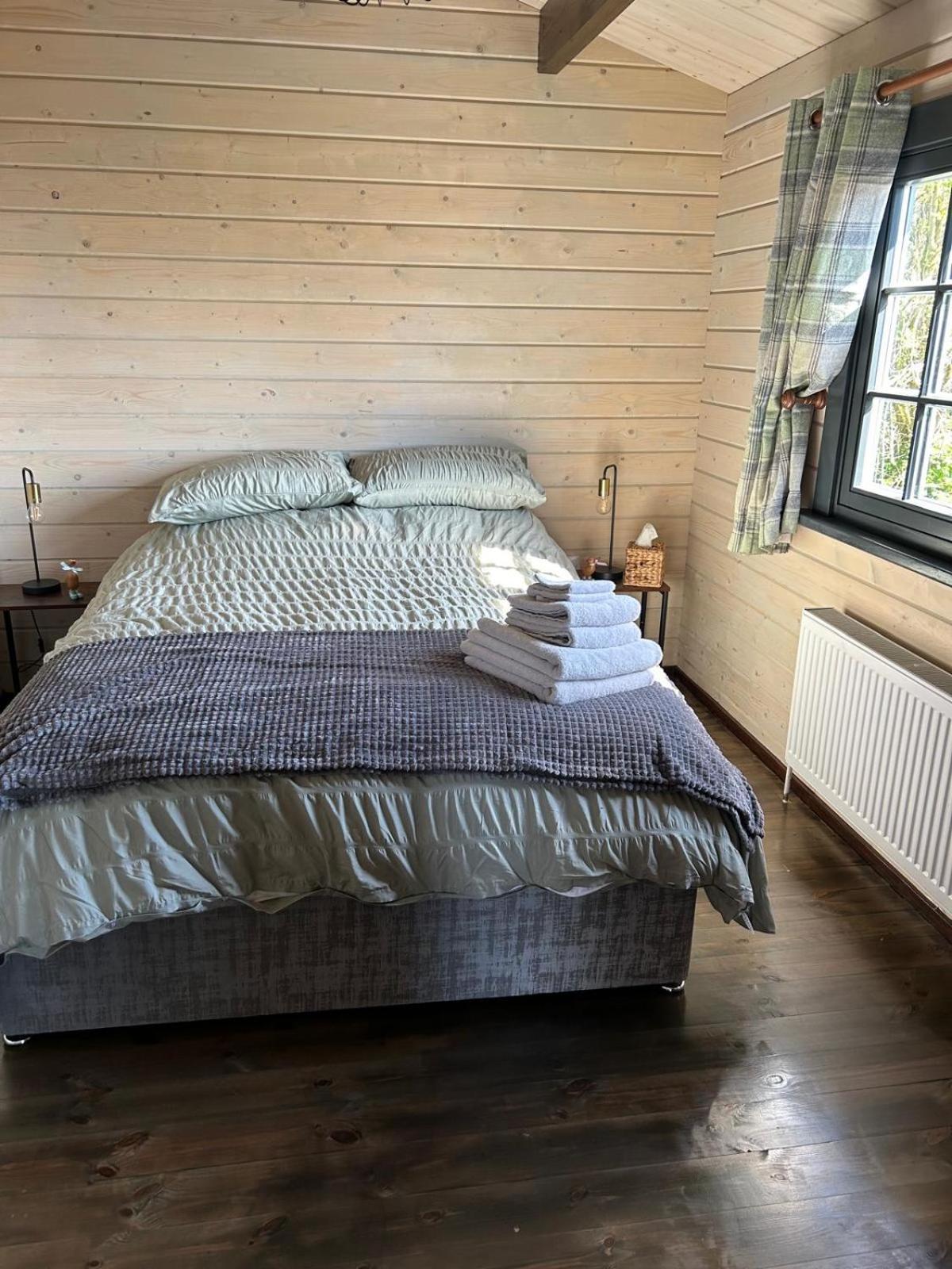 Little Rock Retreat Log Cabin With Hot Tub Castletown Gheoghegan ภายนอก รูปภาพ