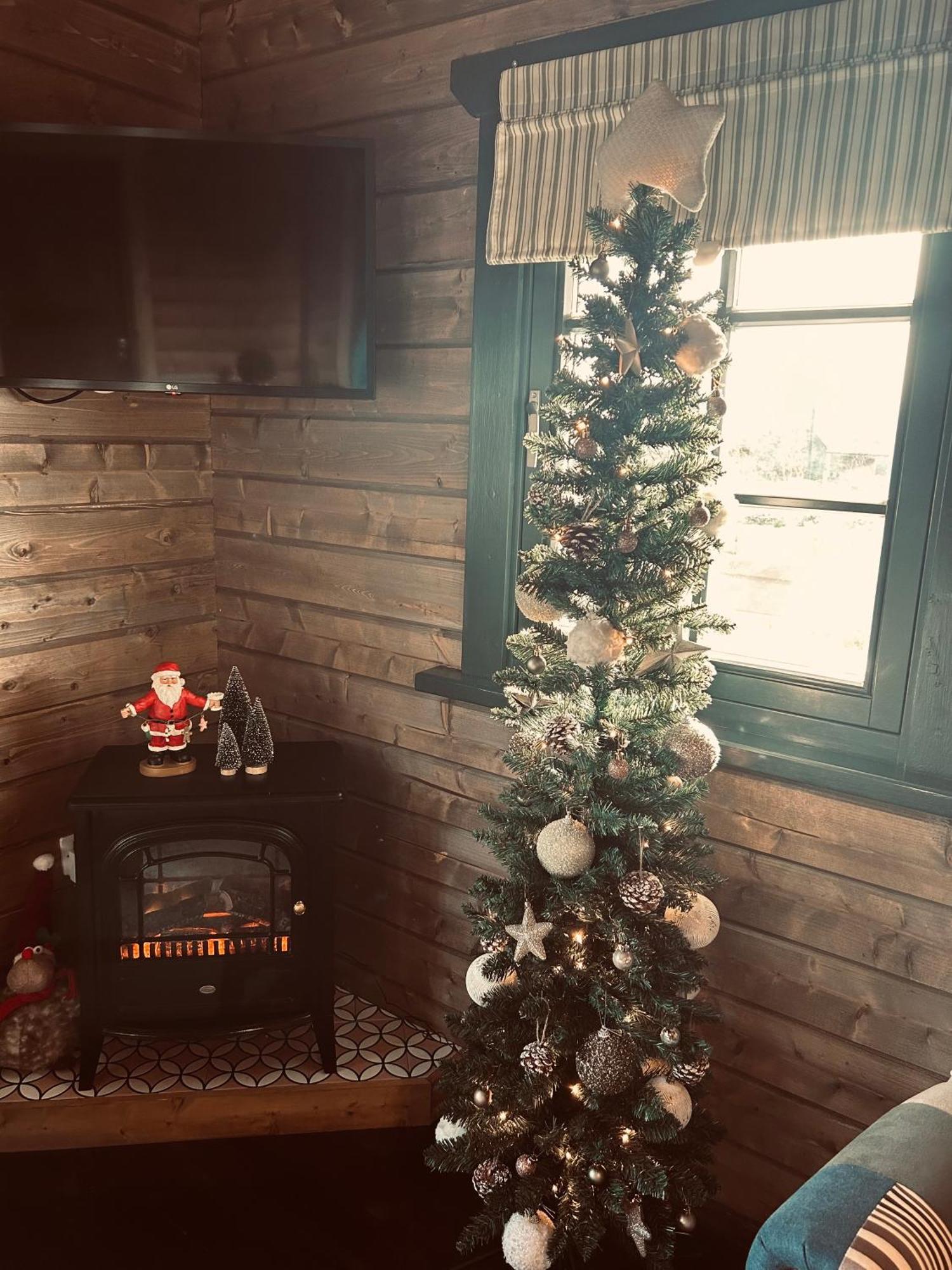 Little Rock Retreat Log Cabin With Hot Tub Castletown Gheoghegan ภายนอก รูปภาพ
